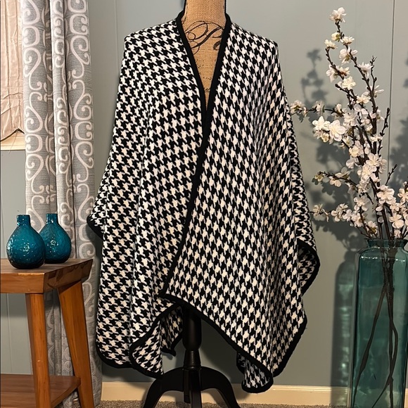 Boutique Black and White Houndstooth Cape/Shawl - One Size - Picture 1 of 9